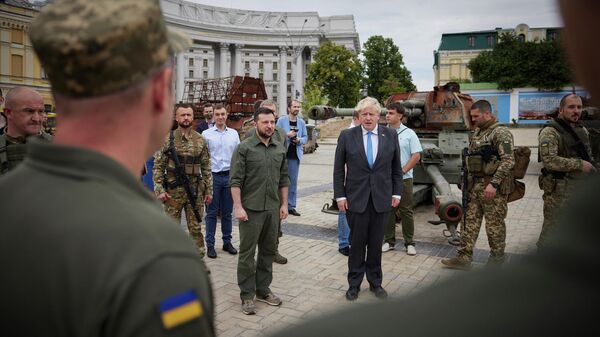 Борис Джонсон во время визита в Киев 17 июня 2022 года - Sputnik Ўзбекистон