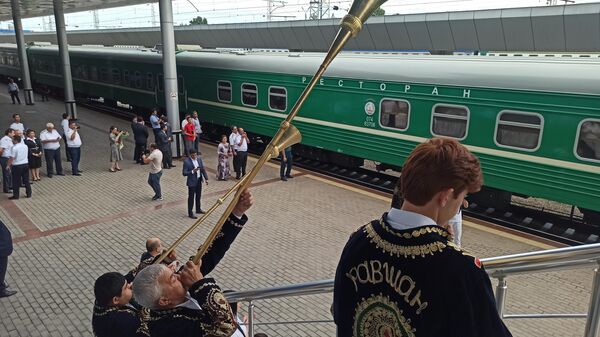 Первый за 30 лет пассажирский поезд из Душанбе прибыл в Ташкент - Sputnik Ўзбекистон