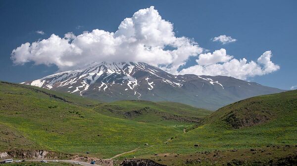 Маковое поле у подножья горы Дамаванд в Иране - Sputnik Ўзбекистон