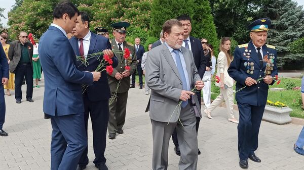 Посол России в Узбекистане Олег Мальгинов несет цветы к Вечному огню в Ташкенте - Sputnik Узбекистан