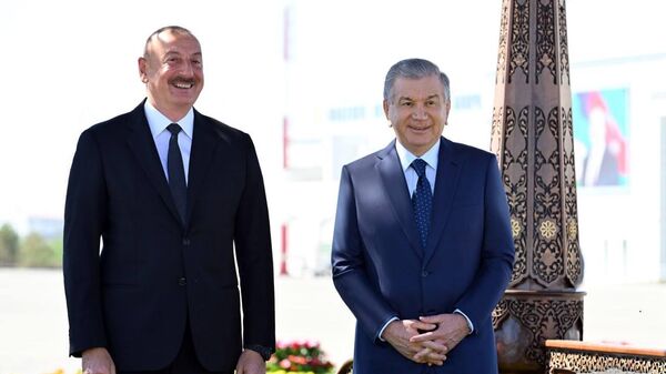 Vstrecha prezidentov Aliyeva i Mirziyoyeva v aeroportu Urgencha. - Sputnik O‘zbekiston