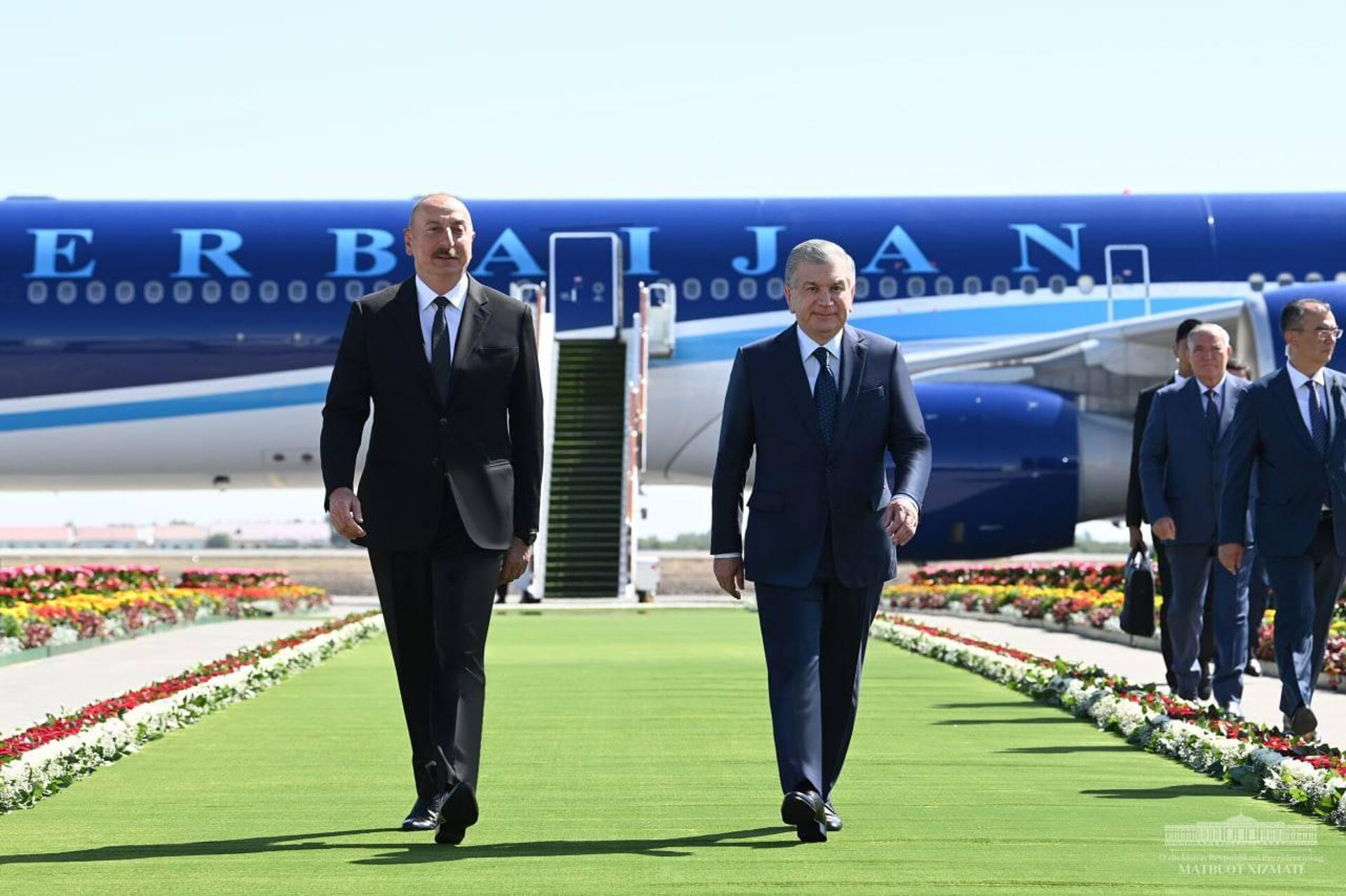 Vstrecha prezidentov Aliyeva i Mirziyoyeva v aeroportu Urgencha. - Sputnik O‘zbekiston, 1920, 22.06.2022