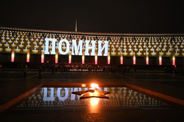 Двадцатиметровая видеоинсталляция со словом Помни на фасаде главного здания Музея Победы во время акции Свеча памяти в Москве - Sputnik Узбекистан