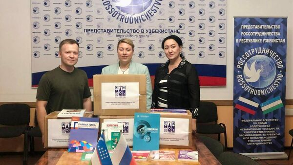 Русский дом передал книги узбекистанской школе - Sputnik Узбекистан