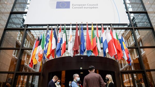 Флаги стран Евросоюза у здания в Брюсселе - Sputnik Ўзбекистон