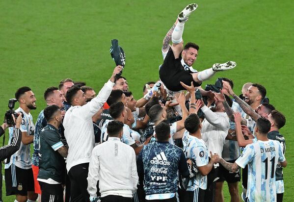 Аргентинские игроки поднимают в воздух Лионеля Месси, празднуя победу в международном товарищеском футбольном матче &quot;Финалиссима&quot; между Италией и Аргентиной на стадионе &quot;Уэмбли&quot; в Лондоне, 1 июня 2022 года. - Sputnik Узбекистан