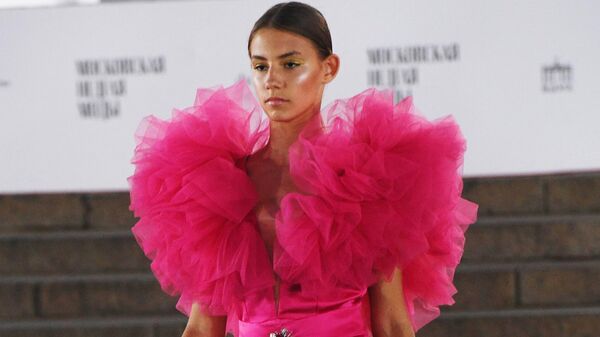 Модель демонстрируют одежду на показе в рамках Московской недели моды на ВДНХ в Москве - Sputnik Узбекистан