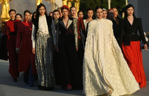 Модели демонстрируют одежду из новой коллекции бренда SaiJamin. - Sputnik Узбекистан