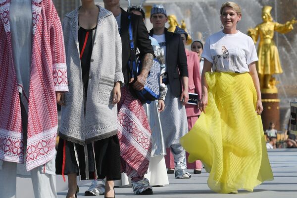 Модели демонстрируют одежду из новой коллекции бренда PARLE. - Sputnik Узбекистан