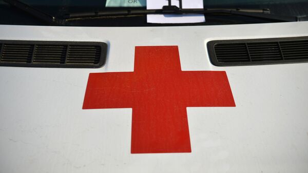 Красный крест на автомобиле скорой медицинской помощи - Sputnik Ўзбекистон