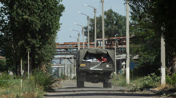 Эвакуация гражданских лиц с завода Азот в Северодонецке - Sputnik Узбекистан