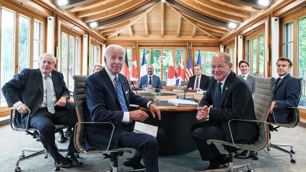 Президент США Джо Байден принимает участие в рабочем обеде с другими лидерами G7, чтобы обсудить формирование мировой экономики  - Sputnik Узбекистан