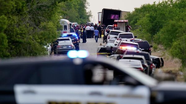 Полиция блокирует место происшествия, где был обнаружен полуприцеп с несколькими трупами, понедельник, 27 июня 2022 года, в Сан-Антонио - Sputnik Узбекистан
