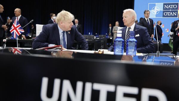Президент США Джо Байден  и премьер-министр Великобритании Борис Джонсон перед заседанием Североатлантического совета во время саммита НАТО  в Мадриде 30 июня 2022 года - Sputnik Узбекистан