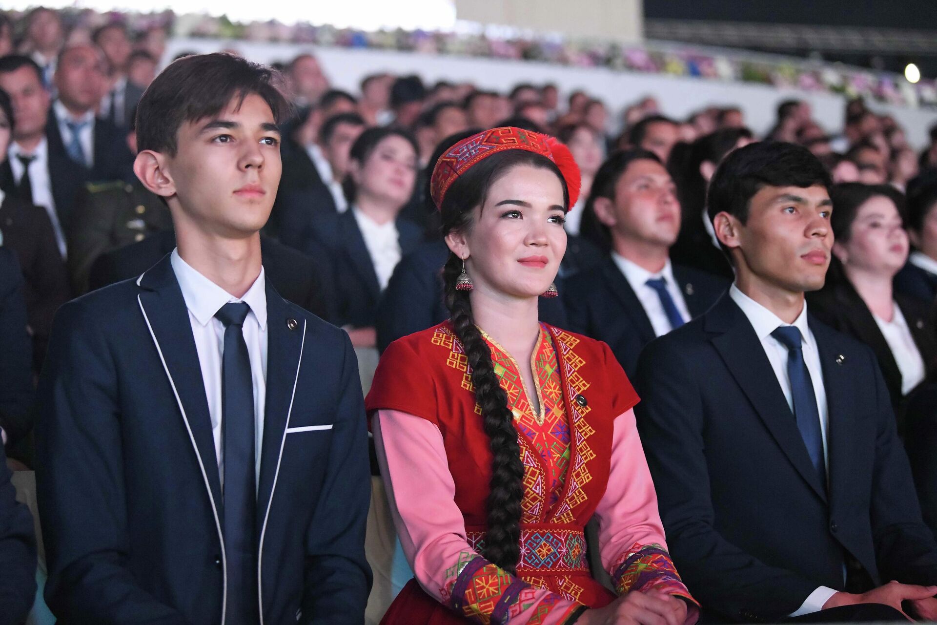 Молодое поколение Узбекистана слушает поздравление президента Шавката Мирзиёева - Sputnik Узбекистан, 1920, 01.07.2022