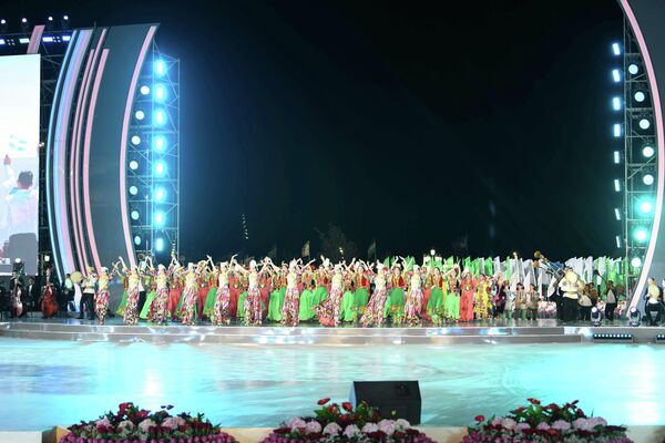 Национальные песни и танцы украсили празднование Дня молодежи. - Sputnik Узбекистан