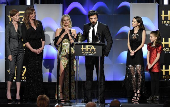 Марго Робби и ряд актеров на вручении премии Hollywood Film Awards Беверли-Хиллз в 2017 году. - Sputnik Узбекистан
