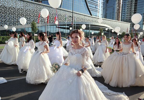 В Ташкенте прошел Парад невест  - Sputnik Узбекистан