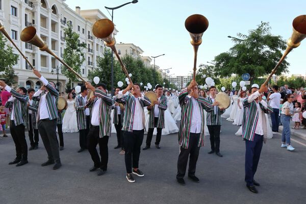 В Ташкенте прошел Парад невест  - Sputnik Узбекистан