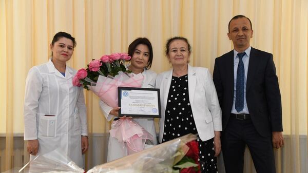 Врач, принявшая роды в автомобиле, получила благодарность министра - Sputnik Узбекистан