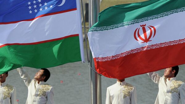 Флаги Ирана и Узбекистана - Sputnik Ўзбекистон