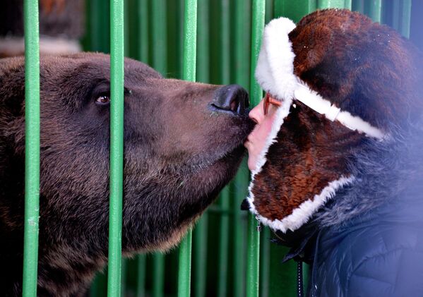 Дрессировщица Вера Блищ с бурым медведем в новом зверинце Уссурийска - Sputnik Узбекистан