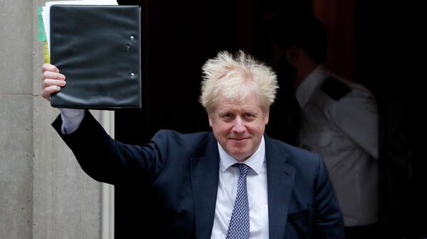 Премьер-министр Великобритании Борис Джонсон у своей резиденции на Даунинг-стрит в Лондоне - Sputnik Ўзбекистон