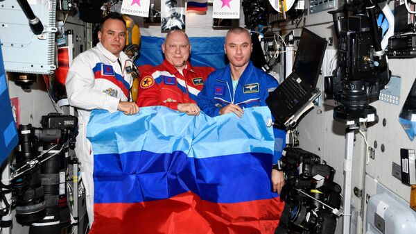 Фото российских космонавтов на МКС с флагом ЛНР вызвало раздражение в НАСА - Sputnik Узбекистан