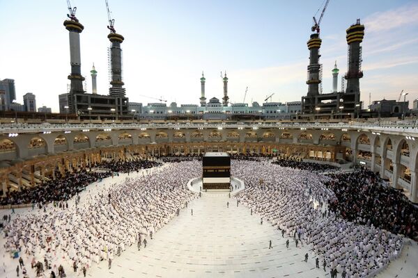 Мусульманские паломники молятся в священном городе Саудовской Аравии Мекке 6 июля 2022 года во время ежегодного хаджа. Хадж является одним из пяти столпов ислама. Считается, что его должен совершить каждый мусульманин хотя бы раз в жизни, если у него есть такая возможность. - Sputnik Узбекистан