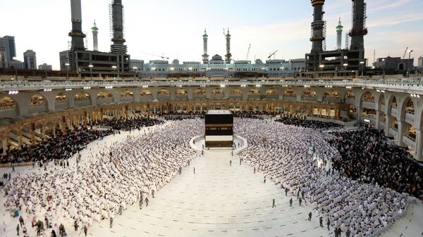 Мусульманские паломники молятся у Каабы в Большой мечети в Мекке - Sputnik Ўзбекистон