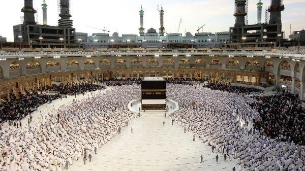 Мусульманские паломники молятся у Каабы в Большой мечети в Мекке - Sputnik Ўзбекистон