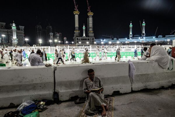 Верующий мусульманин читает Священный Коран в Большой мечети. - Sputnik Узбекистан