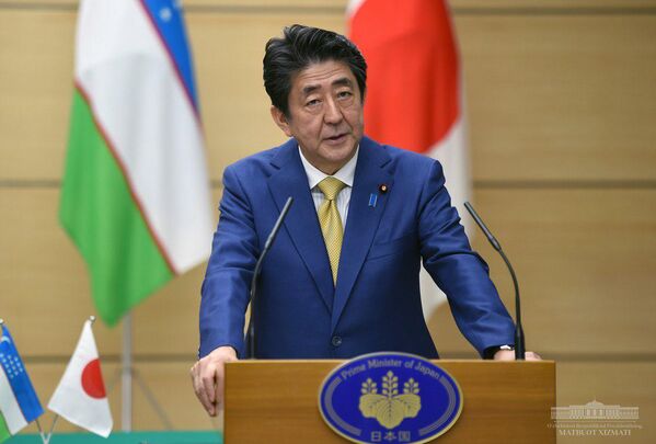 Синдзо Абэ, на тот момент занимавший пост премьер-министра Японии, лично встречал президента Мирзиёева. - Sputnik Узбекистан
