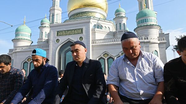 Намаз в Московской соборной мечети по случаю праздника Курбан-байрам - Sputnik Узбекистан