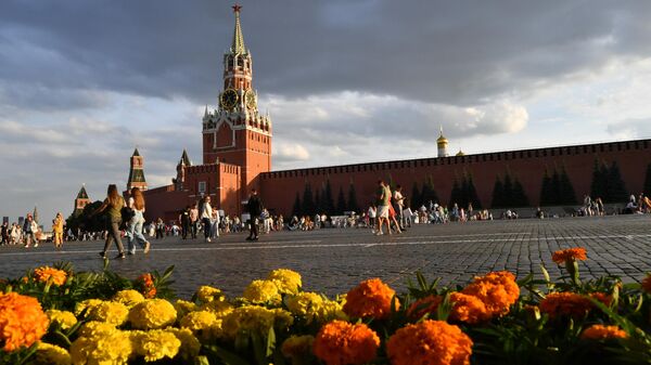 Люди гуляют на Красной площади в Москве. - Sputnik Узбекистан