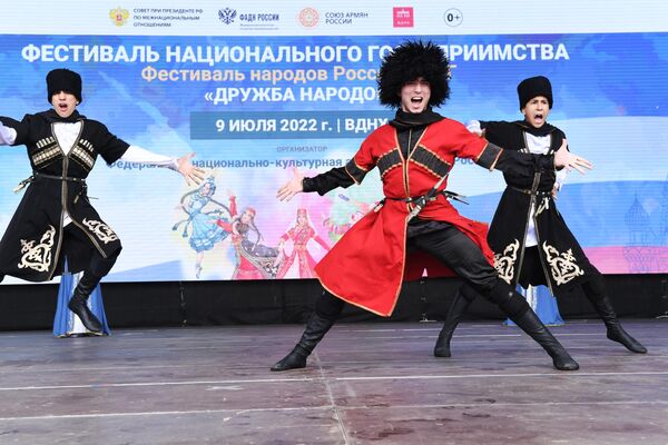 Выступление танцевального ансамбля &quot;Атак&quot; из Дагестана. - Sputnik Узбекистан