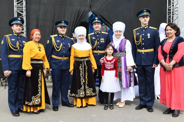 Члены разных коллективов, выступавших на фестивале. - Sputnik Узбекистан
