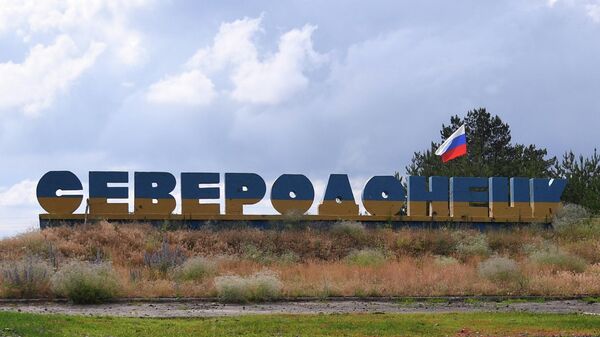 На въезде в Северодонецк установили флаг России - Sputnik Ўзбекистон