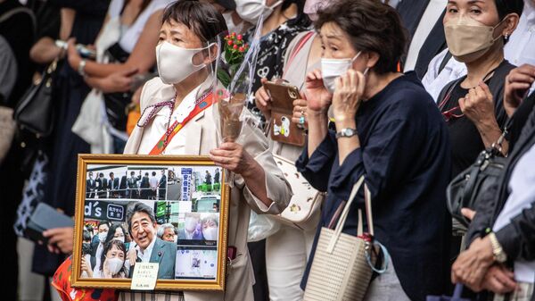 Люди на похоронах Синдзо Абэ в Токио  - Sputnik Ўзбекистон