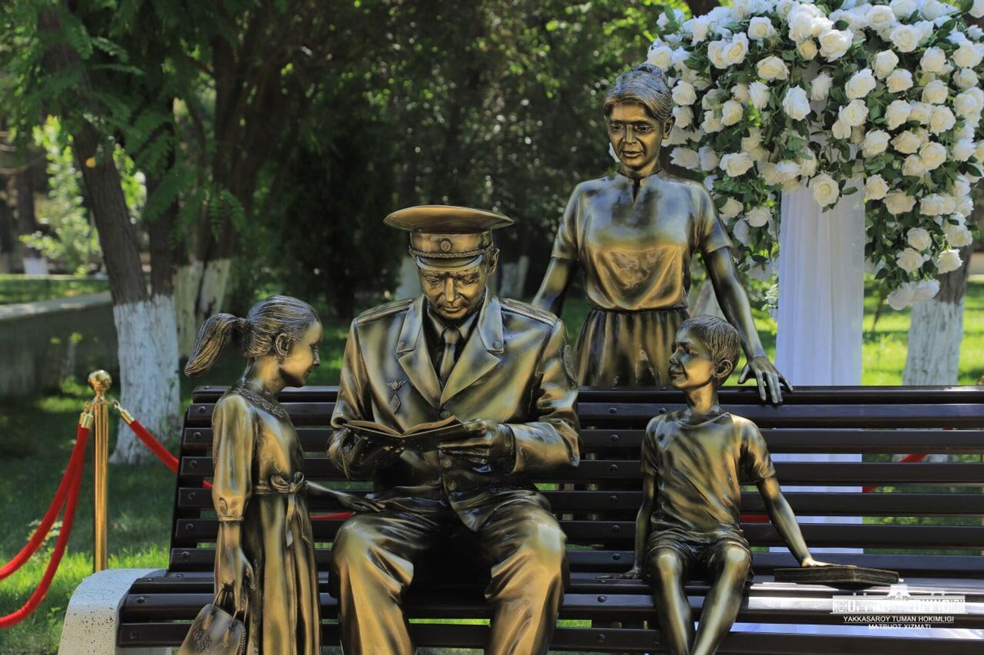 Памятник читающей семье в Ташкенте - Sputnik Узбекистан, 1920, 12.07.2022