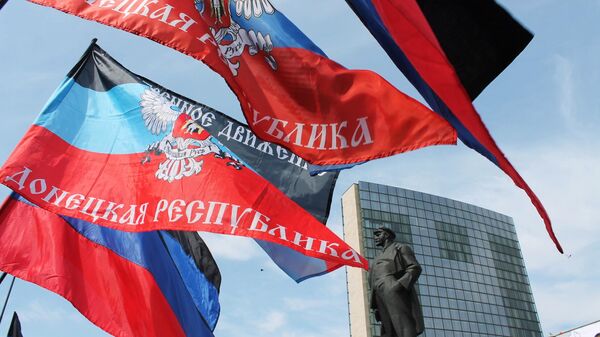 Флаг Донецкой народной республики в Донецке - Sputnik Ўзбекистон