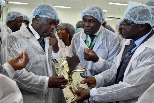 Дегустация шоколада на фабрике французского производителя &quot;CEMOI&quot; в Абиджане, 2015 год.  - Sputnik Узбекистан