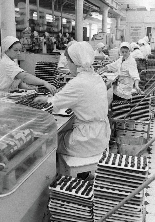 Поточная линия шоколадных конфет на опытно-экспериментальной кондитерской фабрике Красный Октябрь, 1978 год - Sputnik Узбекистан