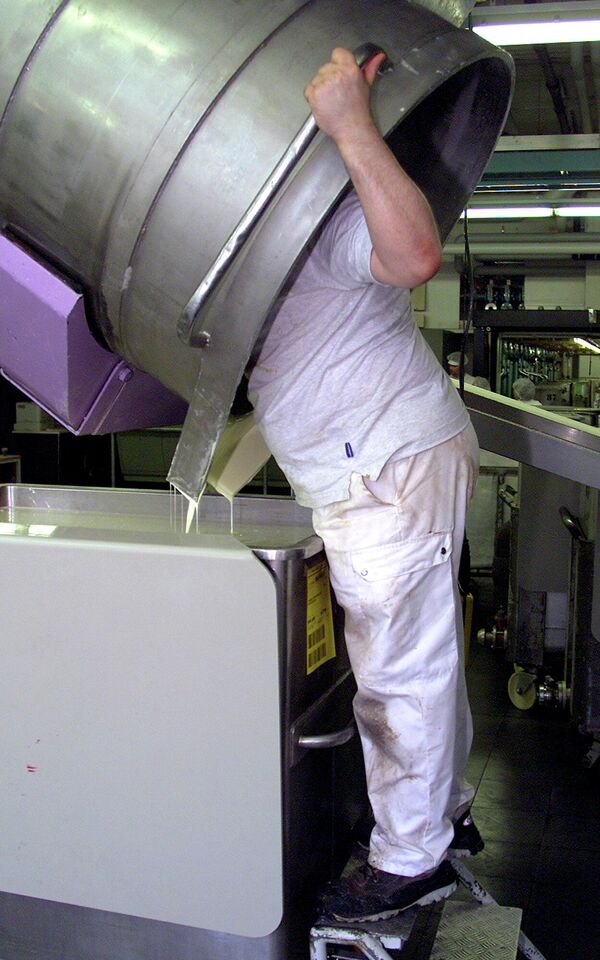 Техник осматривает часть оборудования на шоколадной фабрике Lindt &amp; Spruengli в Швейцарии, 2003 год.  - Sputnik Узбекистан