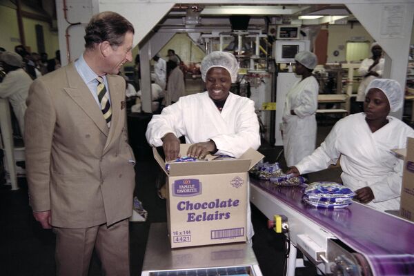 Британский принц Чарльз на шоколадной фабрике &quot;Cadbury&quot; в Масафа недалеко от Мбабане, 1997 год.  - Sputnik Узбекистан