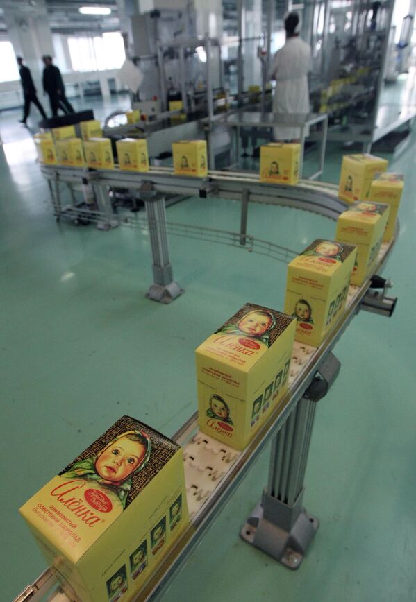 В цехе упаковки шоколадных конфет производственного корпуса ОАО Красный Октябрь - Sputnik Узбекистан