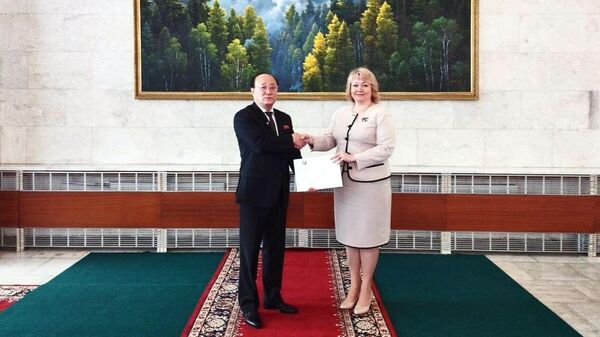 Посол КНДР в России вручил документ о признании ДНР представителю Донецка - Sputnik Узбекистан