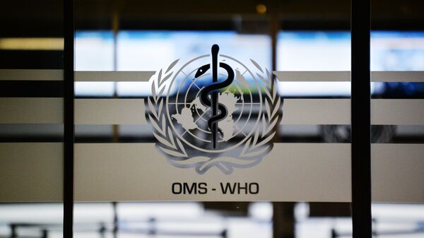 Эмблема Всемирной организации здравоохранения на дверях штаб-квартиры в Женеве - Sputnik Узбекистан