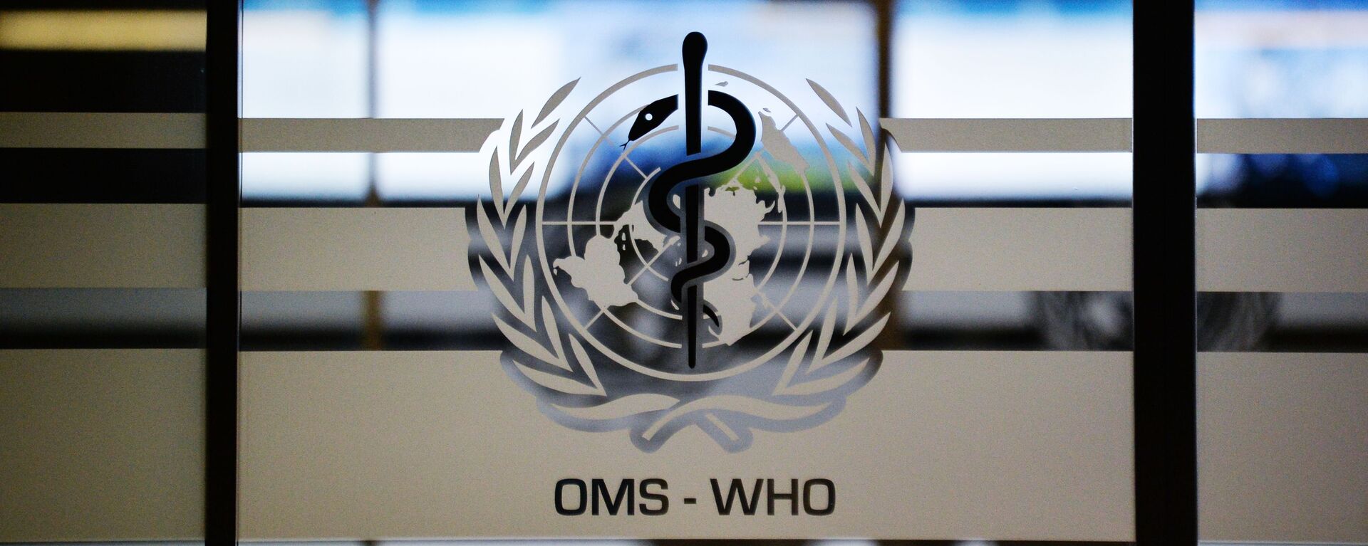 Эмблема Всемирной организации здравоохранения на дверях штаб-квартиры в Женеве - Sputnik Ўзбекистон, 1920, 05.05.2023