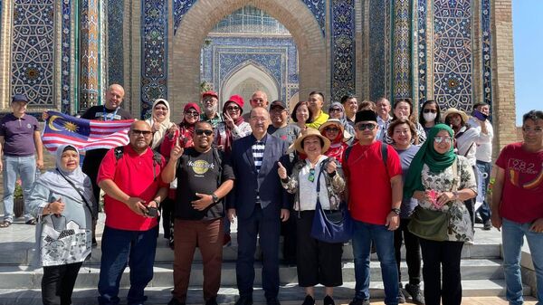 Премьер-министр Узбекистана Абдулла Арипов возле мавзолея Гур Эмир в Самарканде поприветствовал первую группу туристов-паломников, прибывших из Малайзии - Sputnik Узбекистан